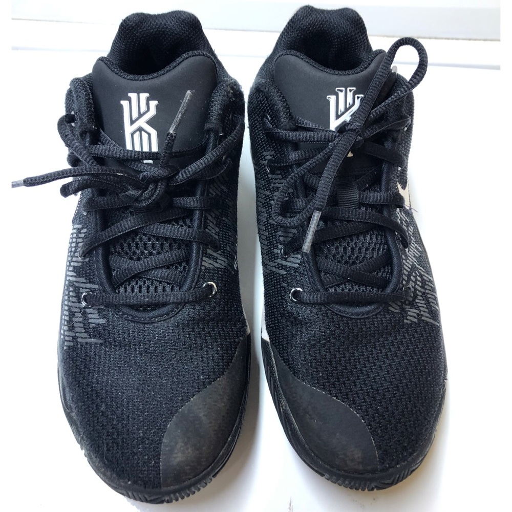 Kyrie Nike’s size 5.5y